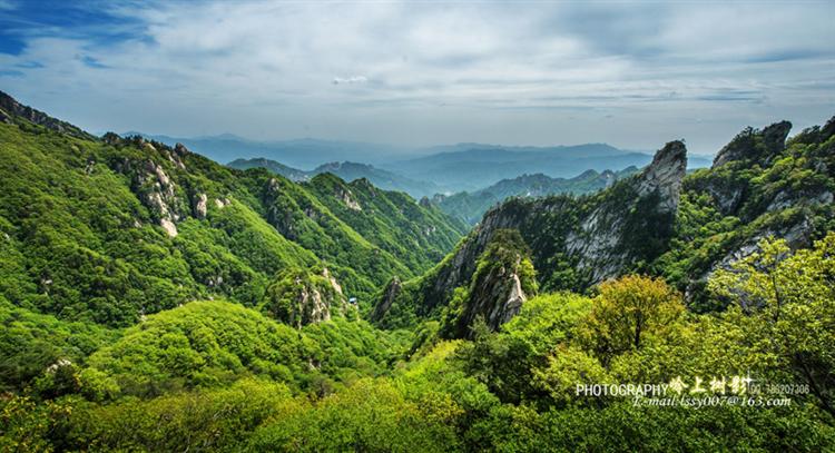 一幅大气磅礴的山水画卷